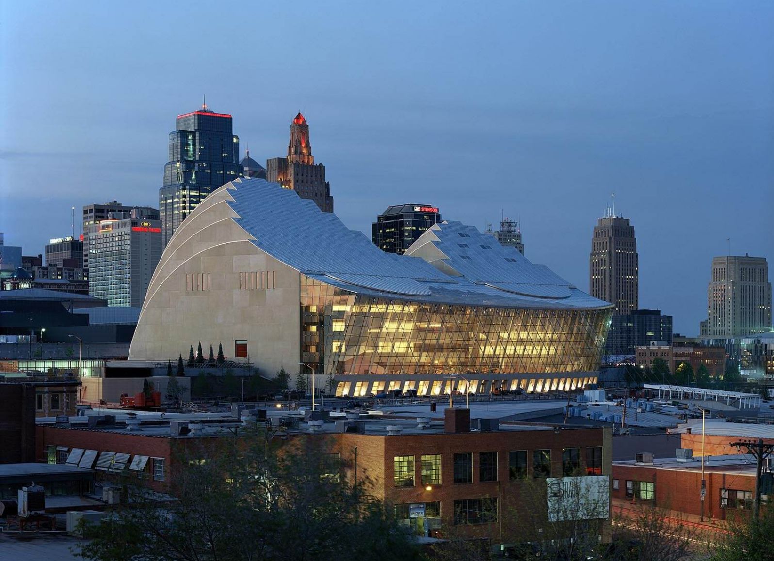 kcpa_official-night@2x Kauffman Center<br />
of Performing Arts